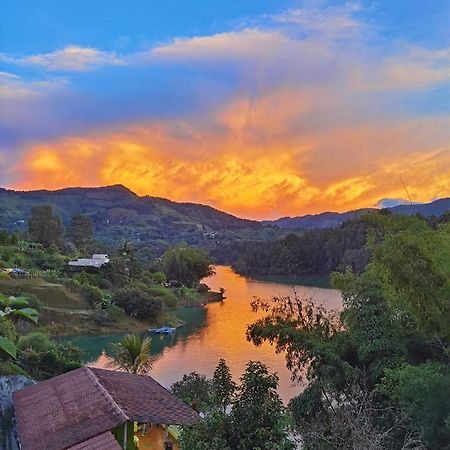 Descanso Bajo La Piedra Del Penol Guatapé Buitenkant foto