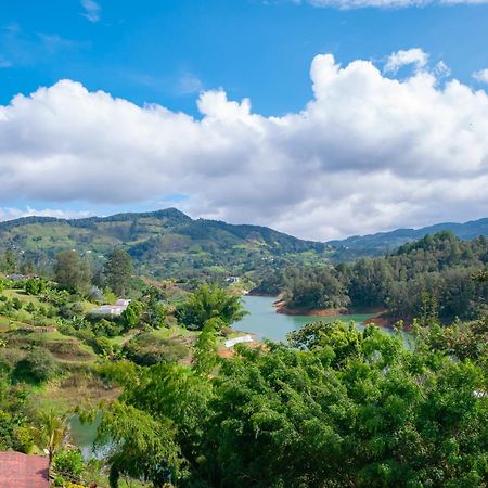 Descanso Bajo La Piedra Del Penol Guatapé Buitenkant foto