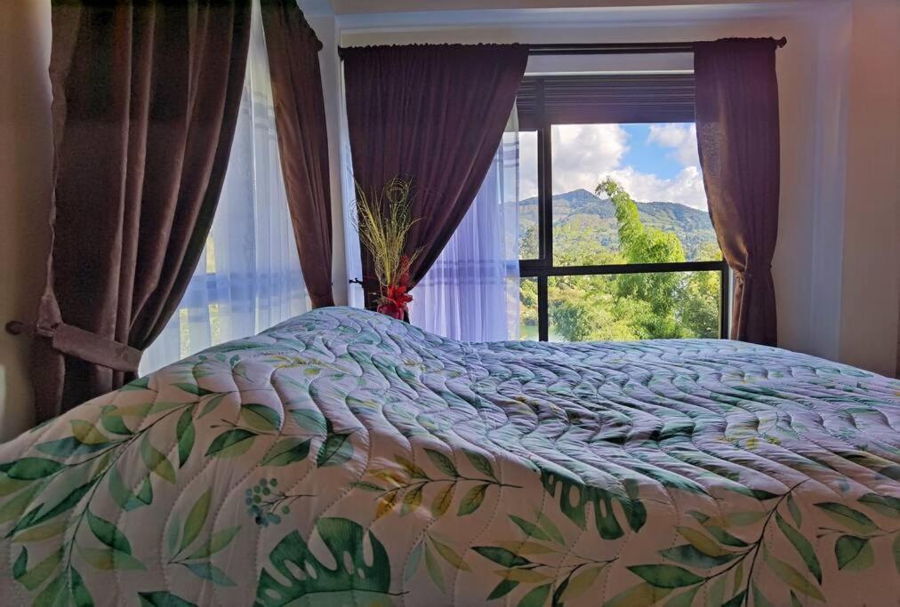 Descanso Bajo La Piedra Del Penol Guatapé Buitenkant foto