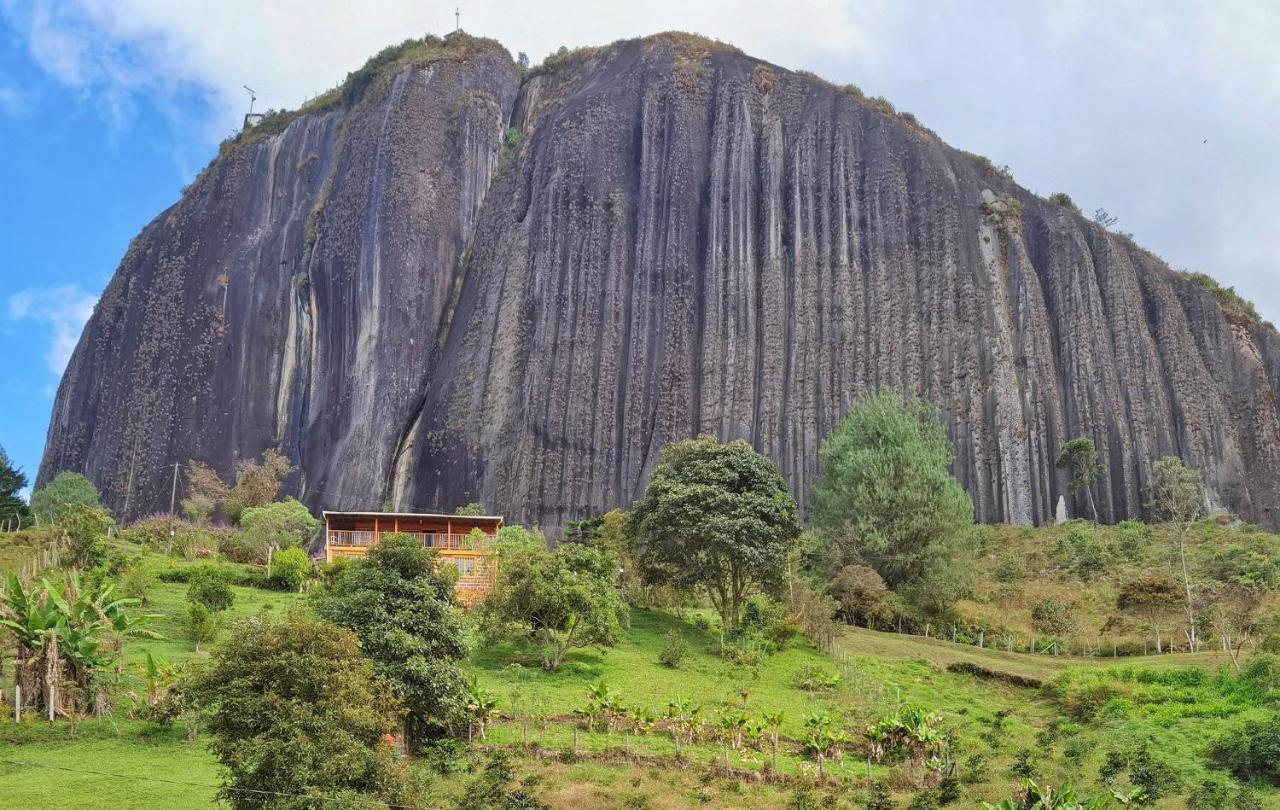 Descanso Bajo La Piedra Del Penol Guatapé Buitenkant foto