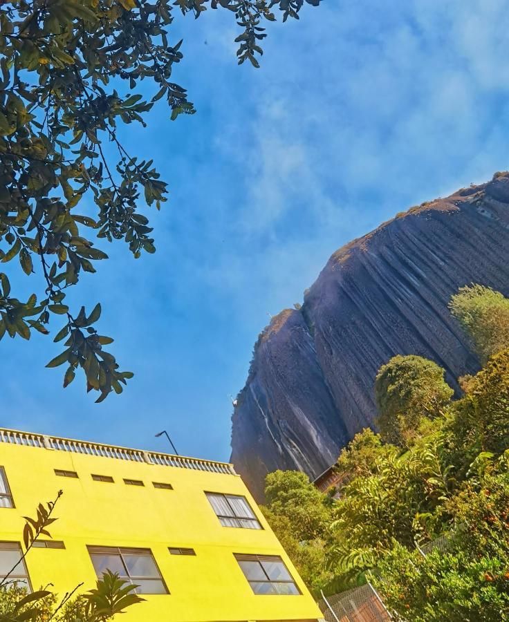 Descanso Bajo La Piedra Del Penol Guatapé Buitenkant foto
