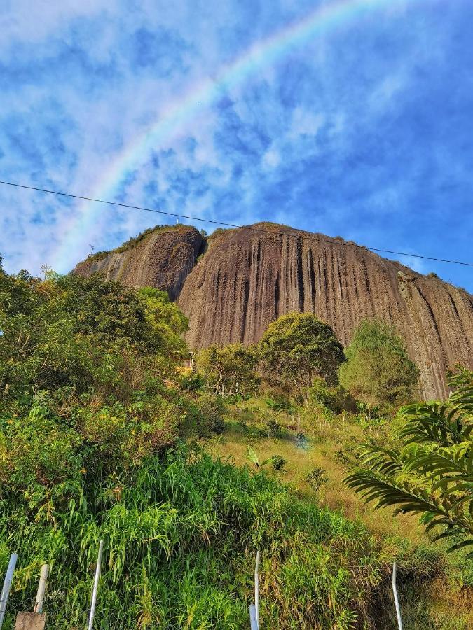 Descanso Bajo La Piedra Del Penol Guatapé Buitenkant foto