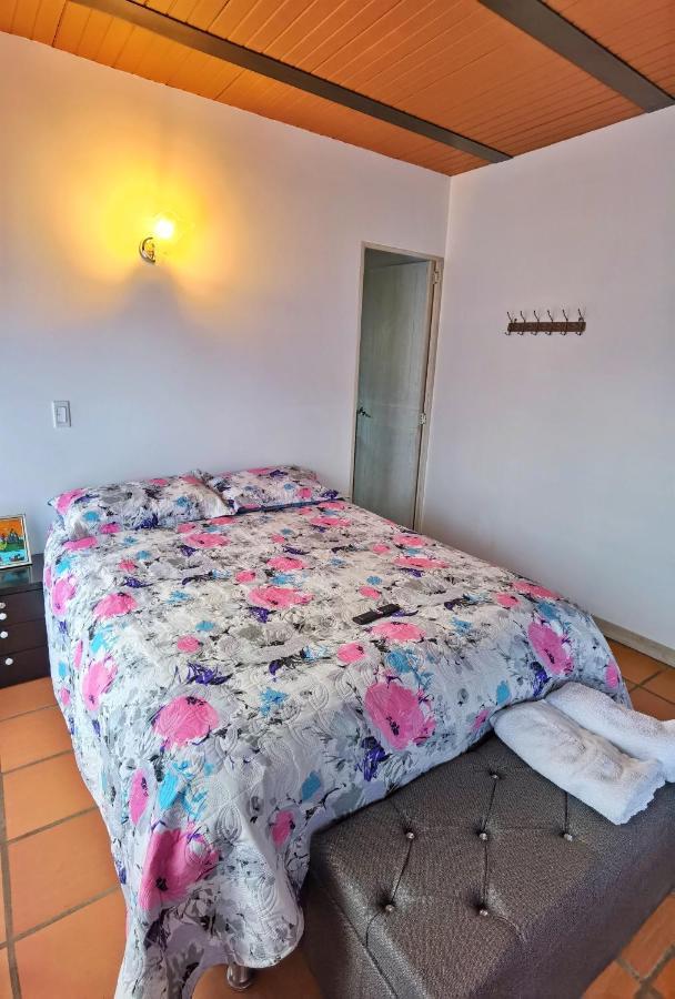 Descanso Bajo La Piedra Del Penol Guatapé Buitenkant foto