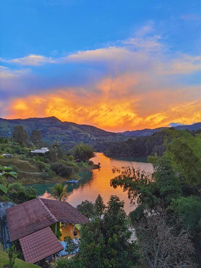 Descanso Bajo La Piedra Del Penol Guatapé Buitenkant foto