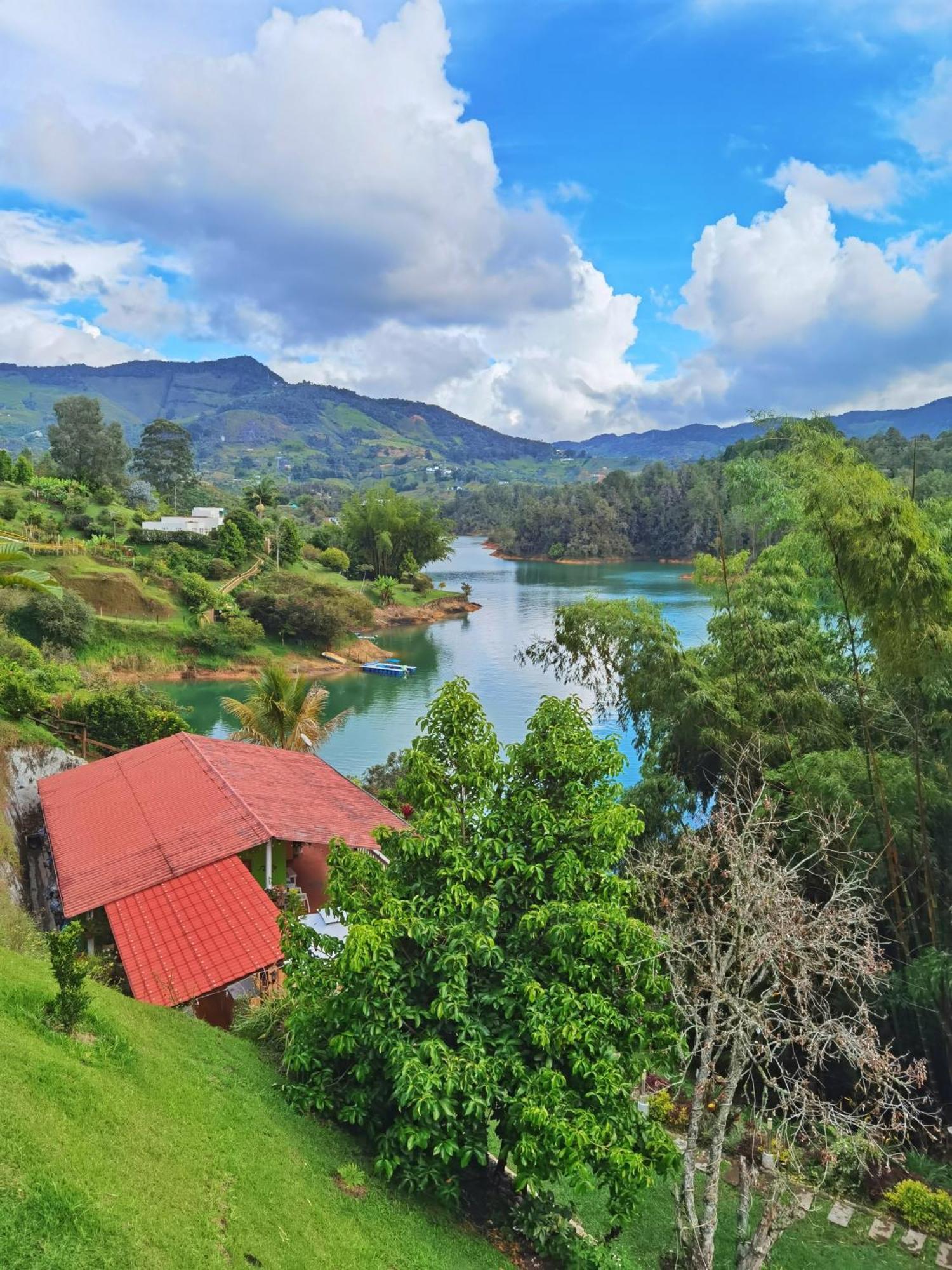 Descanso Bajo La Piedra Del Penol Guatapé Buitenkant foto