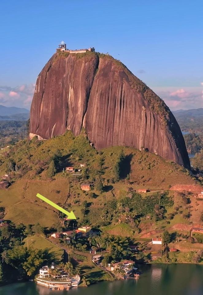 Descanso Bajo La Piedra Del Penol Guatapé Buitenkant foto