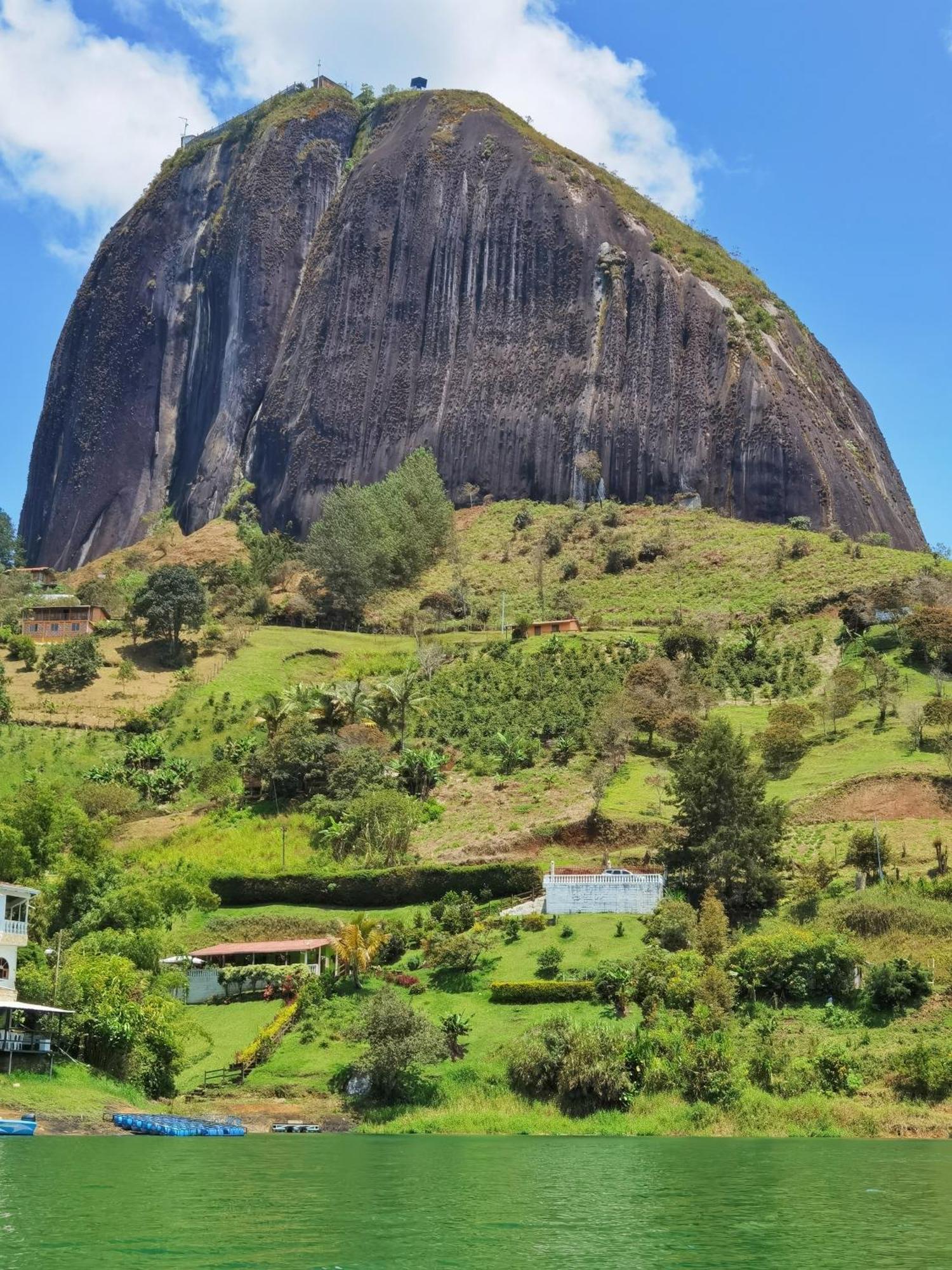 Descanso Bajo La Piedra Del Penol Guatapé Buitenkant foto