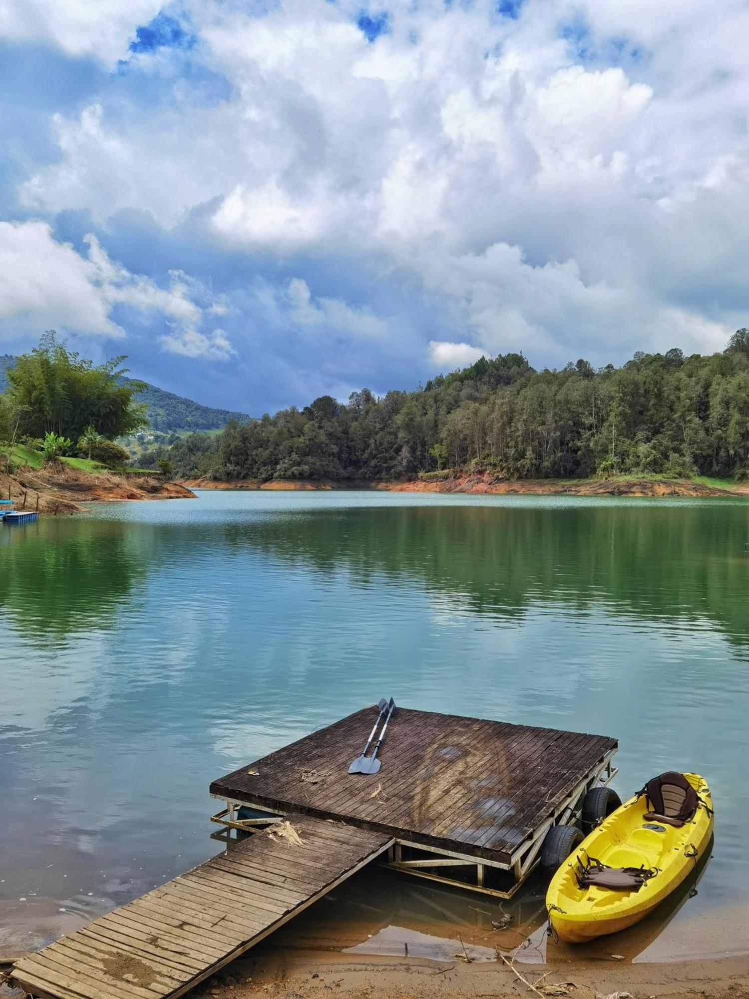 Descanso Bajo La Piedra Del Penol Guatapé Buitenkant foto