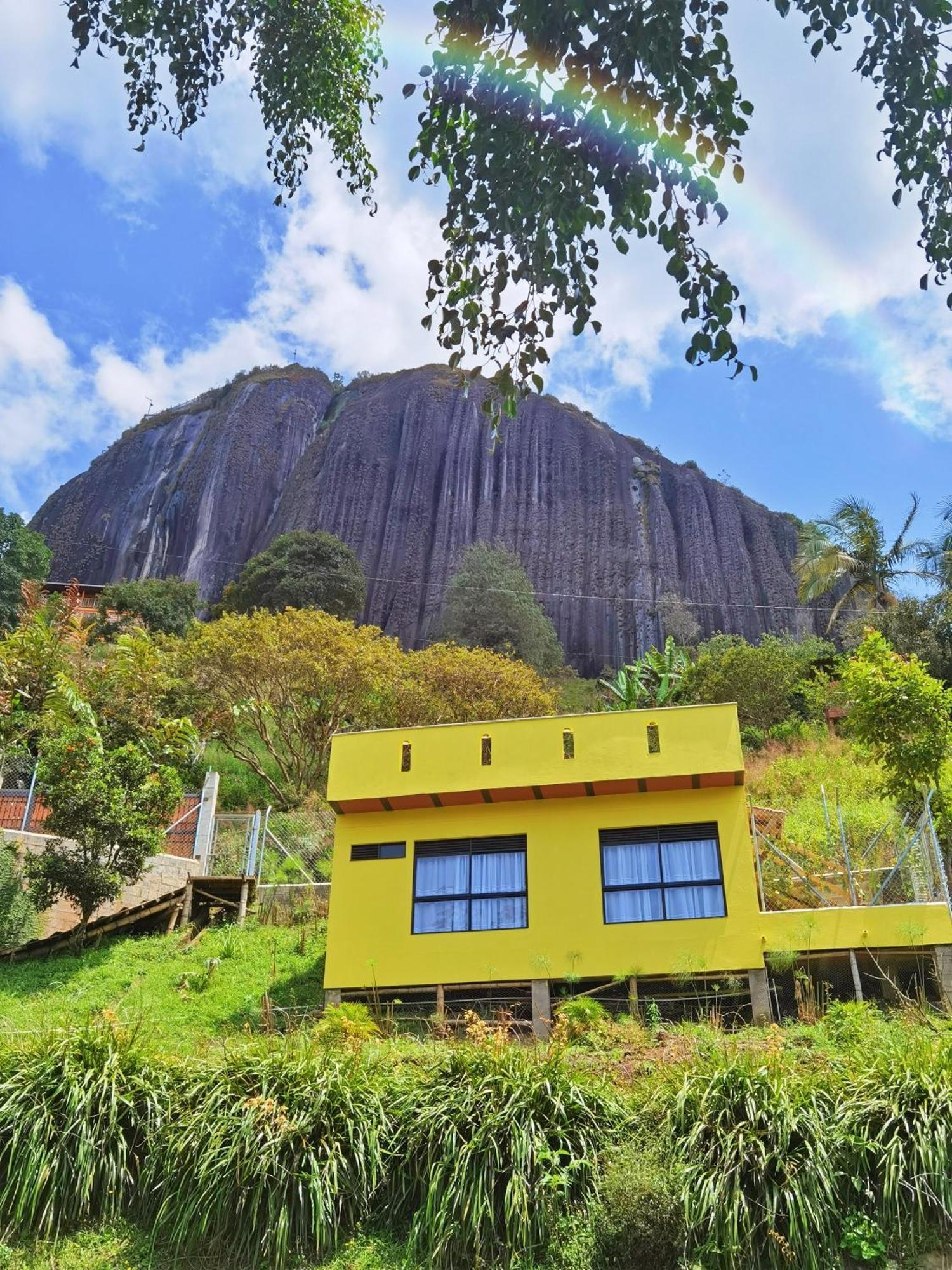 Descanso Bajo La Piedra Del Penol Guatapé Buitenkant foto