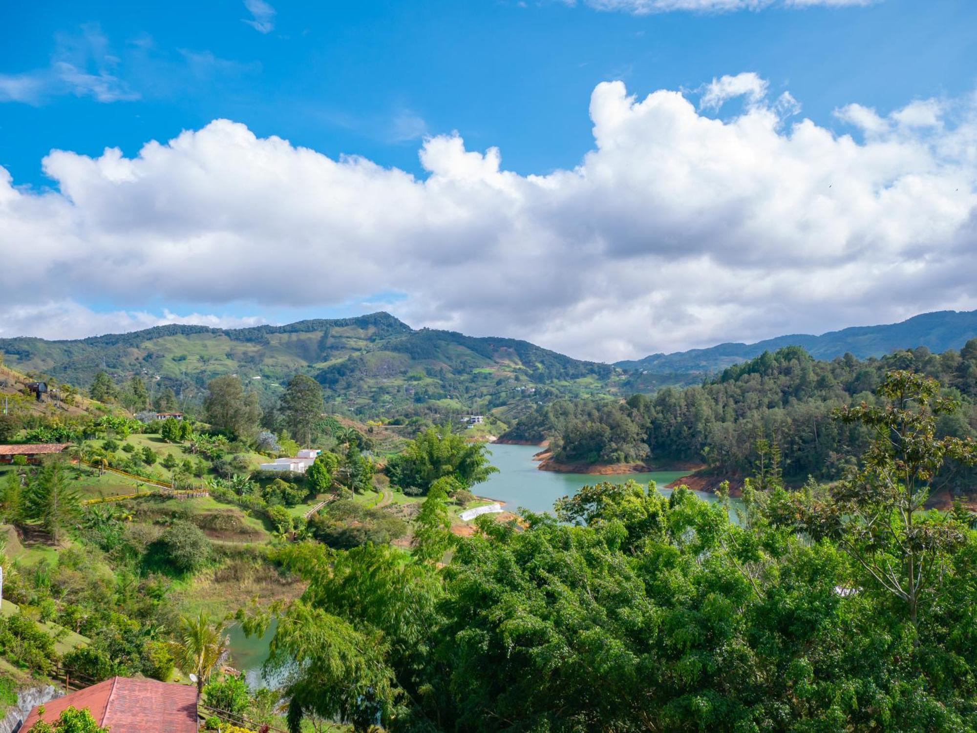Descanso Bajo La Piedra Del Penol Guatapé Buitenkant foto
